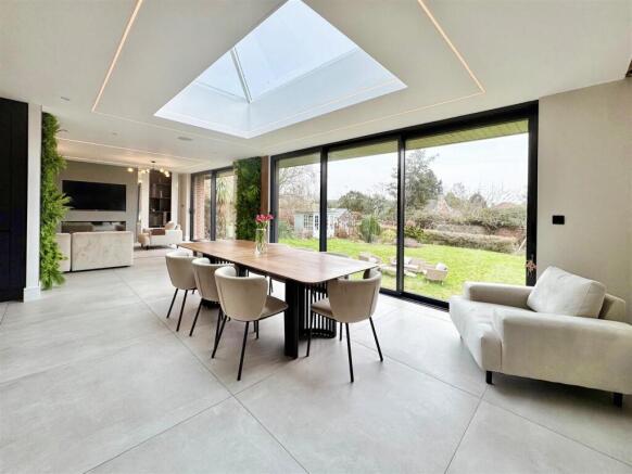 4 bed Detached for sale Image 9