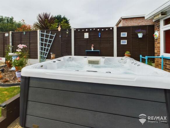 Hot Tub (2).jpg