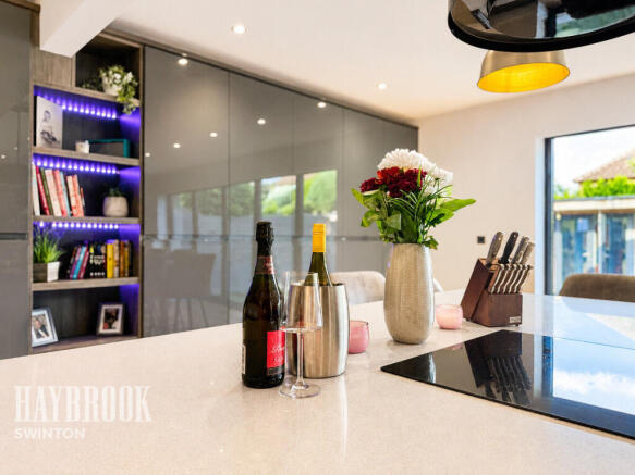 5 bed Detached for sale Image 11
