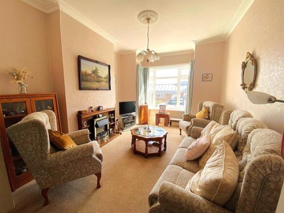 2 Claremont Road - Lounge1.jpg