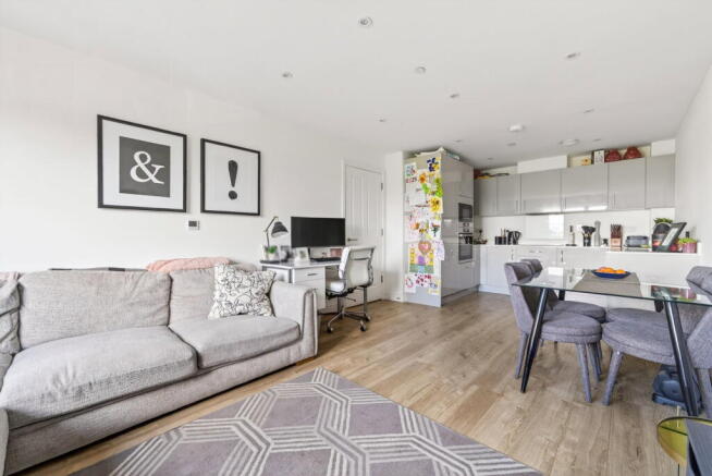 Ceres Crescent, Epsom, KT17 1FE photo 4