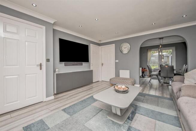 5 bed Detached for sale Image 7