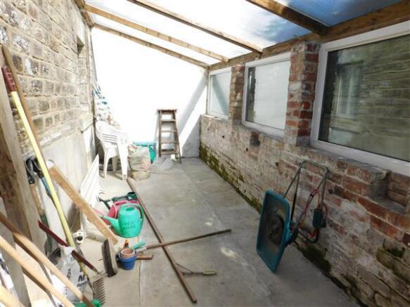 Attached greenhouse