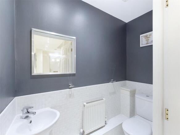 5 bed Detached for sale Image 8