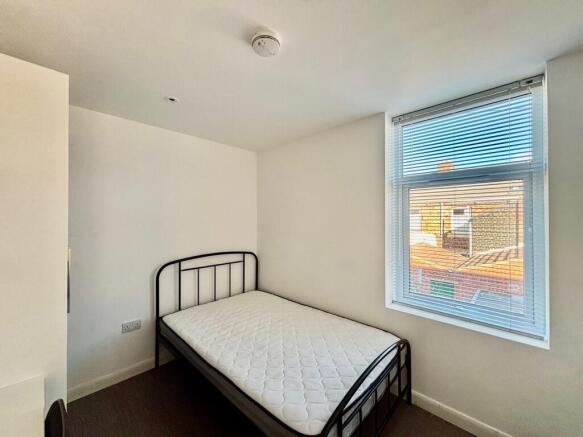 4 bed House to rent Image 8