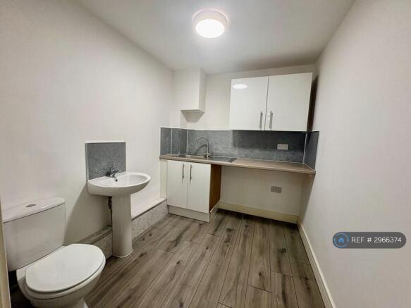 4 bed Semi-Detached to rent Image 5