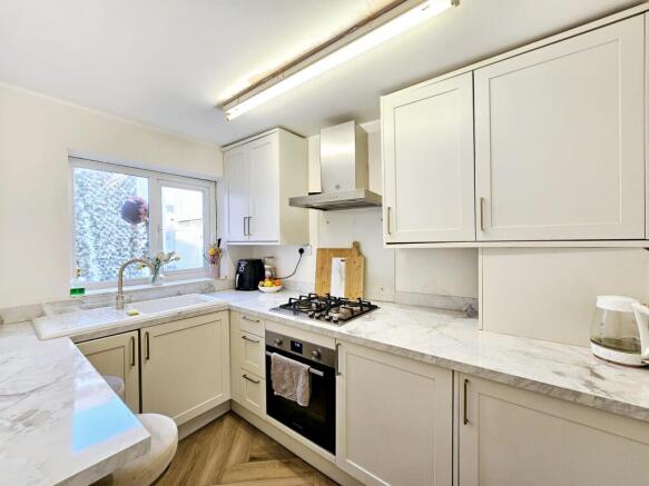 2 bed Flat for sale Image 5