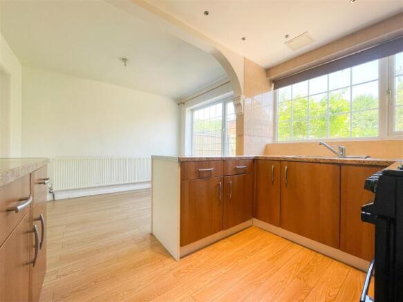 3 bed Semi-Detached to rent Image 8