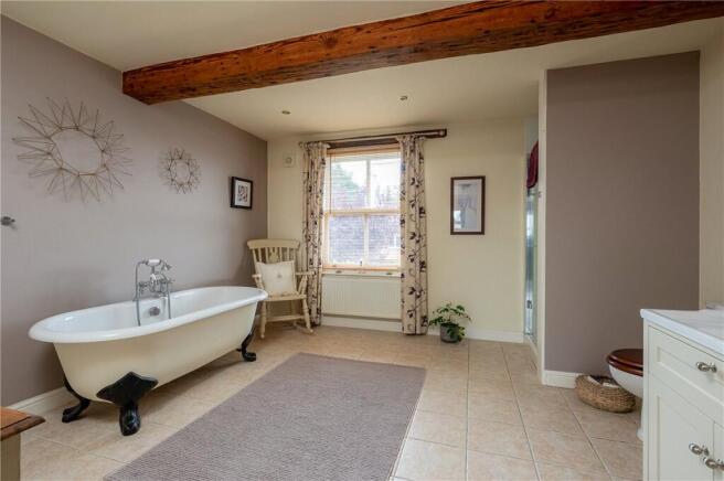 5 bed Detached for sale Image 12