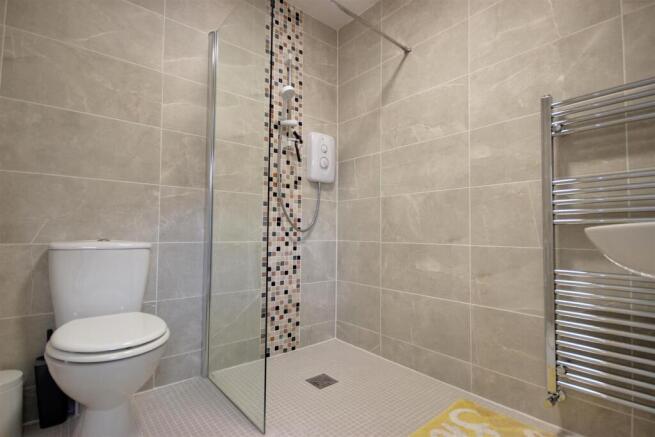 4 bed Detached Bungalow for sale Image 12
