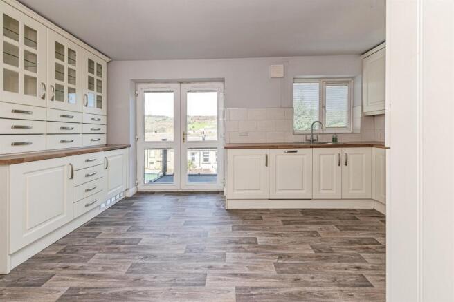 3 bed Semi-Detached for sale Image 6