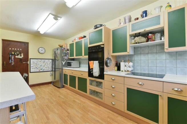 L Shaped Kitchen/Bre