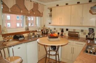 FITTED KITCHEN