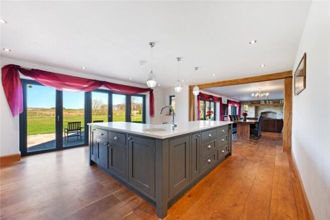 5 bed Detached for sale Image 11