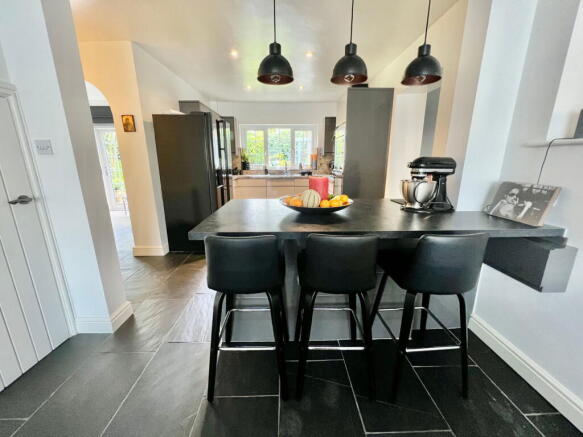 4 bed Detached for sale Image 9