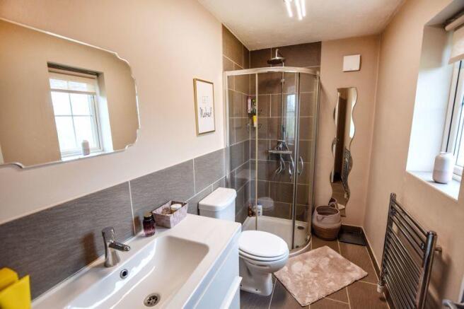 En-suite Showe...
