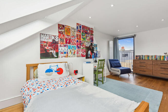 Top floor - Bedroom with ensuite bathroom