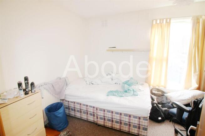 4 bed House to rent Image 4