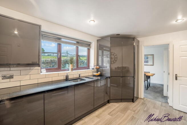 5 bed Detached for sale Image 8