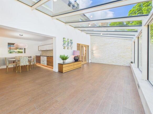 5 bed Detached for sale Image 6