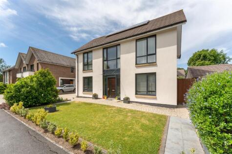 Parkes Avenue, Locking Parklands - Immaculate Family Home!