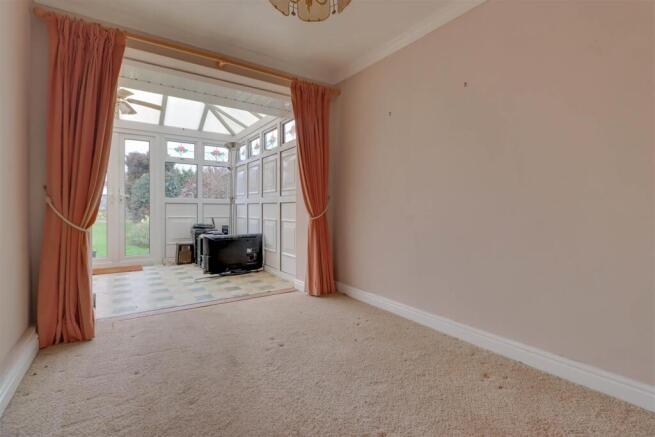 1 RETTENDON GARDENS-8.jpg