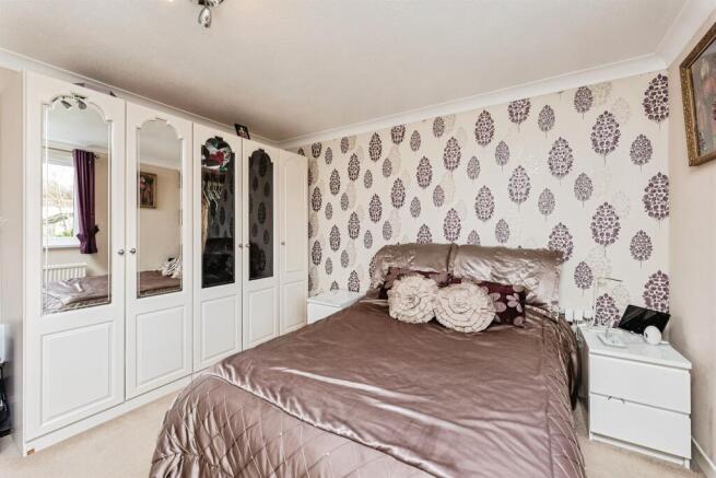 5 bed Detached for sale Image 11