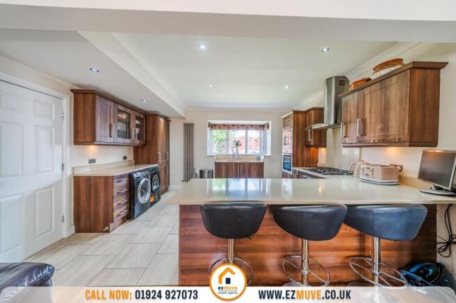5 bed Detached for sale Image 8