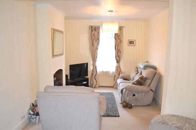 LOUNGE / DINING ROOM