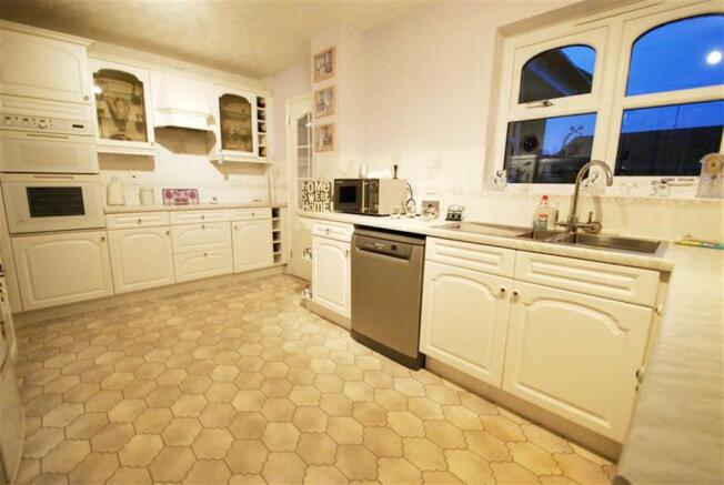 GOOD SIZE KITCHEN