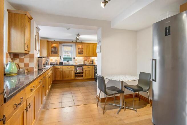 KITCHEN/DINING AREA