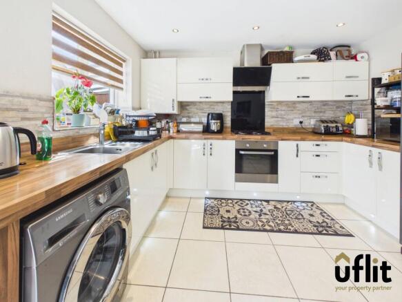 4 bed Semi-Detached for sale Image 9