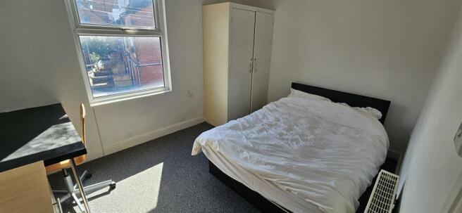 5 bed House to rent Image 5