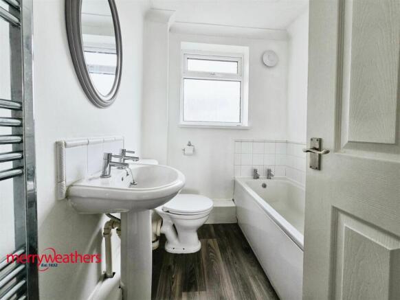 2 bed Terraced to rent Image 6