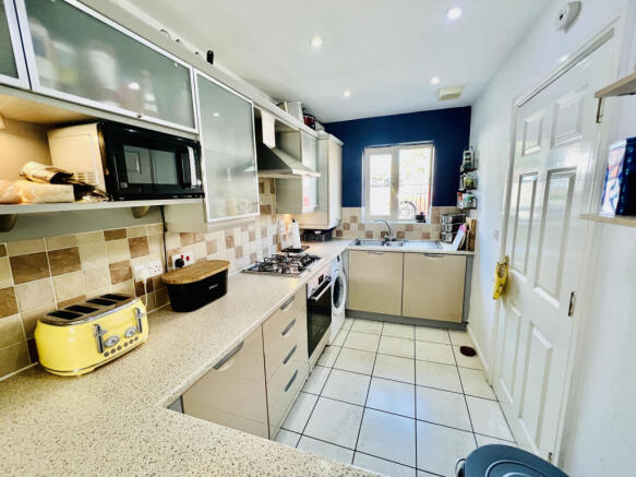 3 bed Town House to rent Image 5