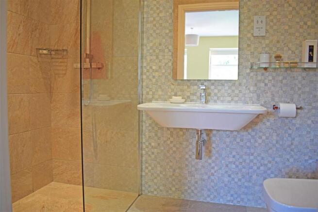 15 Clive Road, bed 1 ensuite.jpg