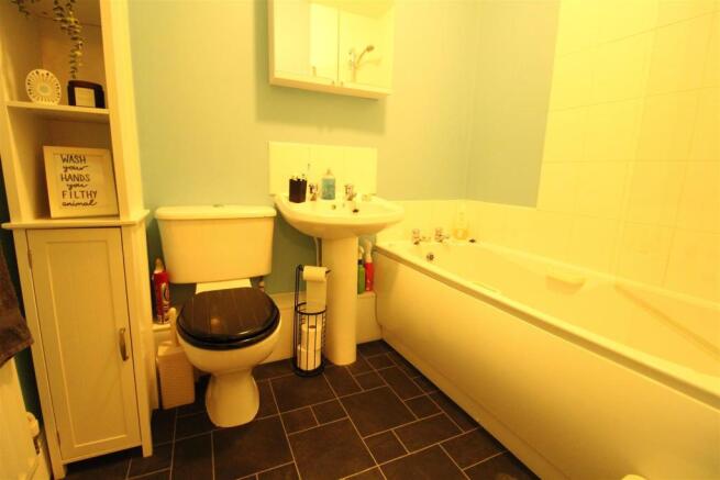 BATHROOM/WC