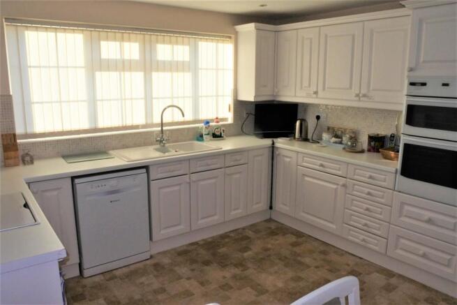 KITCHEN/BREAKFAST ROOM