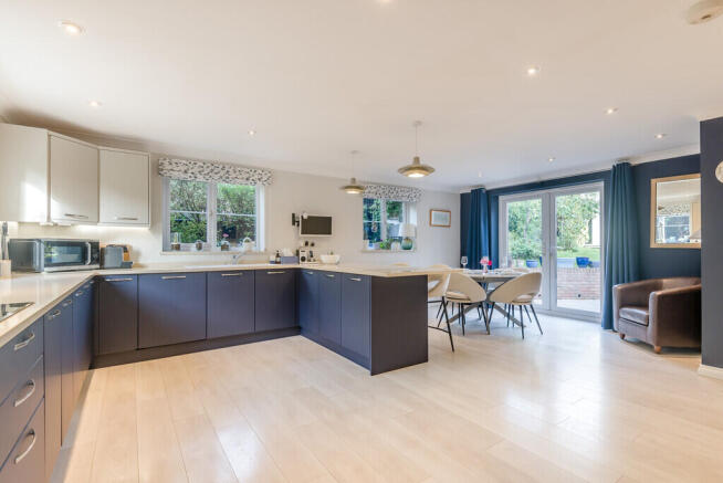 8707733-interior2...
