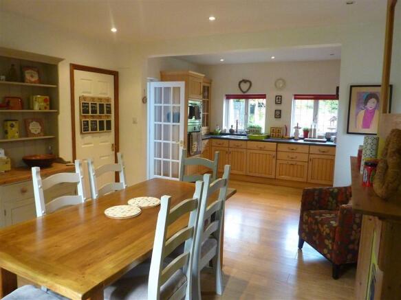 KITCHEN/DINING ROOM