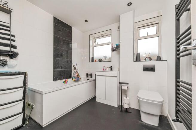 3 bed Ground Flat for sale Image 10