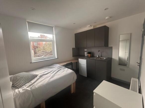 Bright single room with kitchenette and study d...