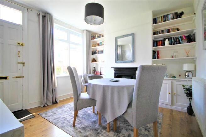 DINING ROOM (1).JPG