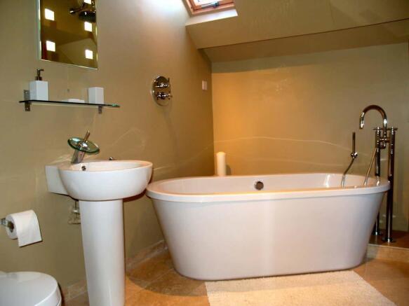 EN-SUITE BATHROOM