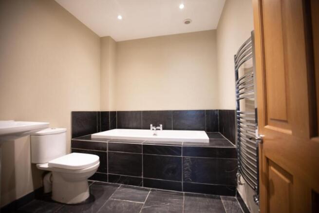 6 bed Semi-Detached for sale Image 6