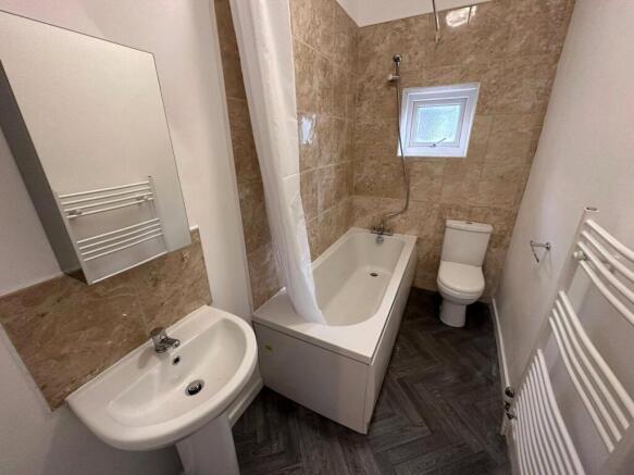 2 bed Terraced to rent Image 6