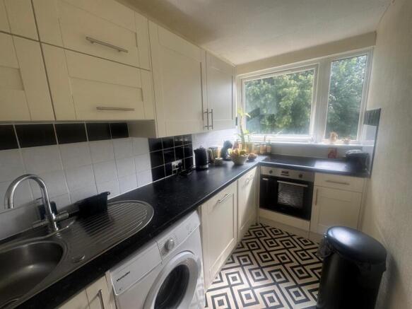 2 bed Apartment to rent Image 4