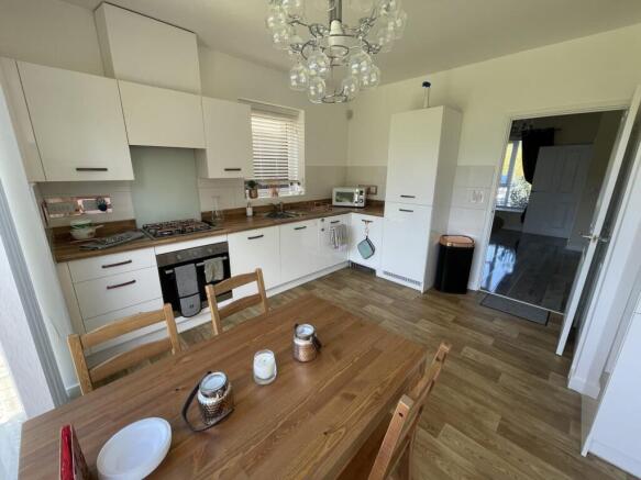 4 bed Semi-Detached to rent Image 6