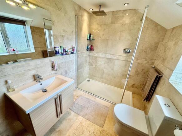 5 bed Detached for sale Image 9