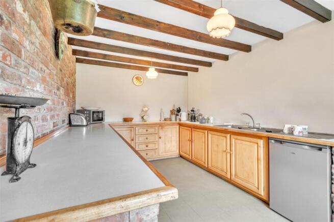 5 bed Detached for sale Image 6
